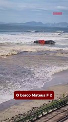 Moradores denunciam mancha suspeita perto de barco encalhado