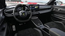 Der neue Abarth 600e - Das Innenraumdesign - Dunkles Ambiente, farbige Details