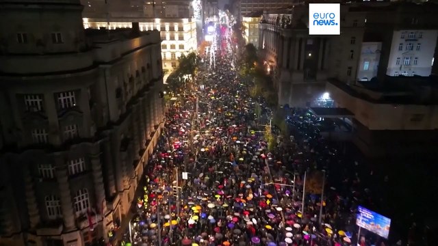 Migliaia di serbi chiedono le dimissioni del primo ministro Miloš Vučević