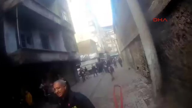 Yangında baba ve 2 çocuğu dumanların arasında kaldı; Kurtarılma anı kask kamerasında