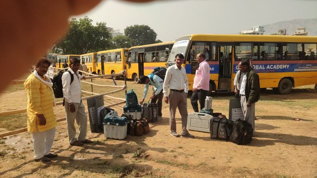 VIDEO: रामगढ़ उपचुनाव के लिए पोलिंग पार्टियां हुई रवाना, कल होगा मतदान