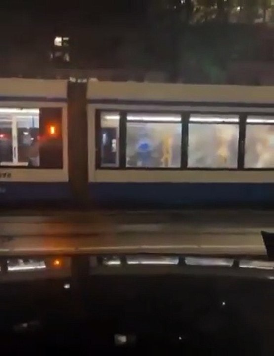 Nouvelle nuit de violences à Amsterdam : Des manifestants pro-palestiniens ont investi la ville une nouvelle fois avec des violences, un tram incendié et des policiers pris pour cibles