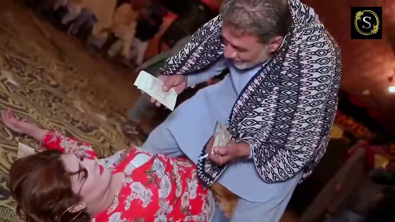 Munni Badnaam Chahat Baloch Bollywood k Dance SETS THE STAGE ABLAZE WITH HER SENSATIONAL Mujra Dance