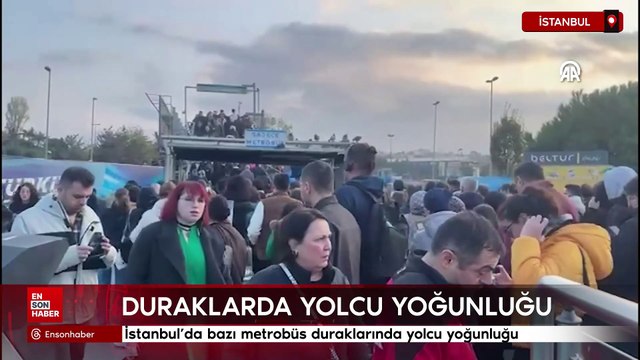 İstanbul'da bazı metrobüs duraklarında yolcu yoğunluğu