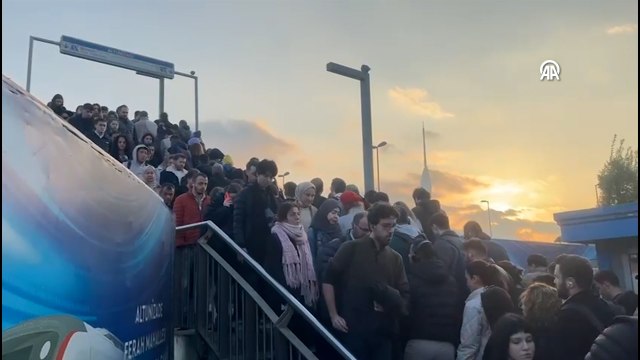 İstanbul’da bazı metrobüs duraklarında yolcu yoğunluğu