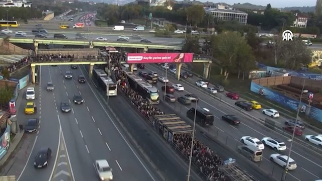 İstanbul'da bazı metrobüs duraklarında yolcu yoğunluğu