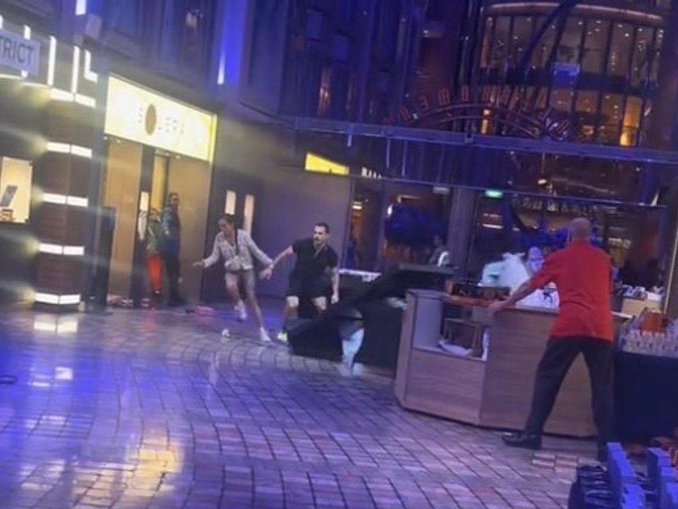 Sturm kippt Luxusschiff um 45 Grad - alles rutscht weg