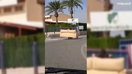 Ver para creer: el vídeo de un hombre transportando un sofá encima de su patinete eléctrico en Elche