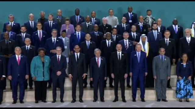 Clima, foto di famiglia dei leader mondiali a Baku: al via la Cop29