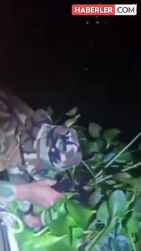 Ağaçla kendini kamufle eden sigara kaçakçısı suda hareket edince yakayı ele verdi