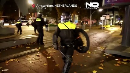 Amsterdam'da polis, bir tramvayın ateşe verilmesi sonrası göstericileri dağıttı