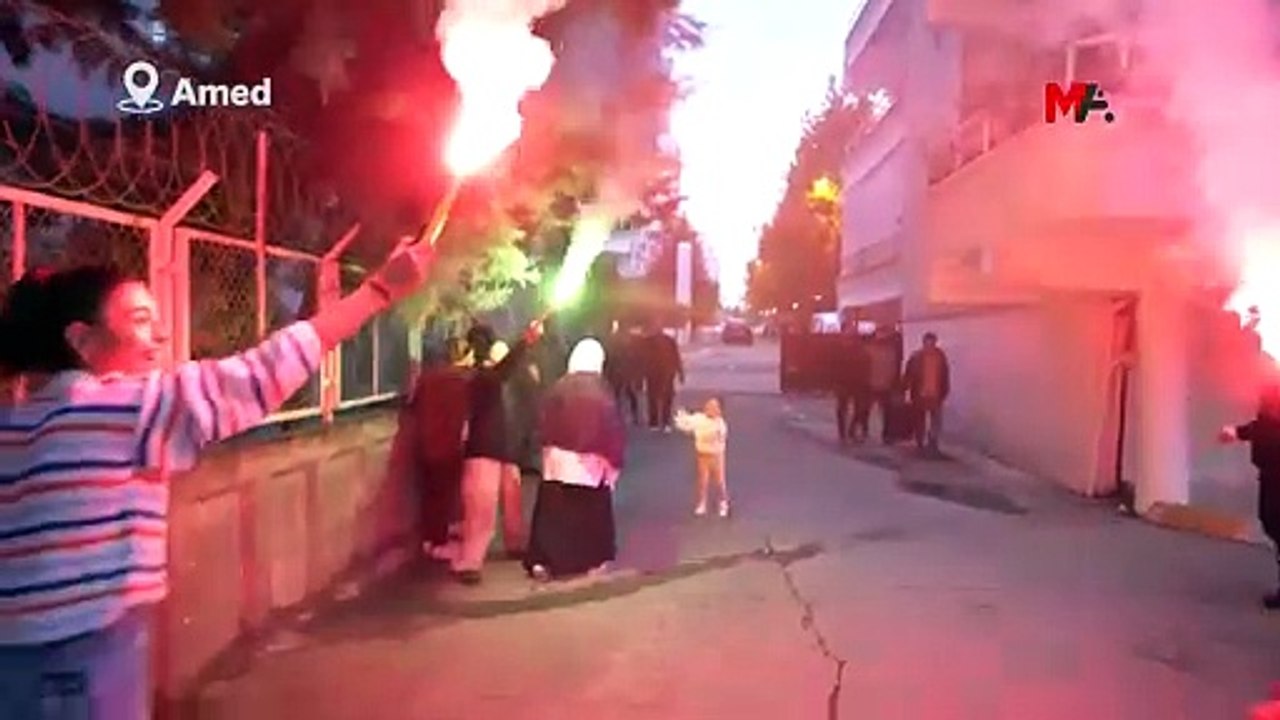 30 yıl hapis yattıktan sonra dün Erzurum Cezaevi’nden tahliye olan Abdullah Demir, memleketi Lice'ye gitti... Önce aile mezarlığını ziyaret eden Demir, daha sonra evinin önünde kendisini karşılayan annesi Hayriye Demir'in ayaklarını öptü.