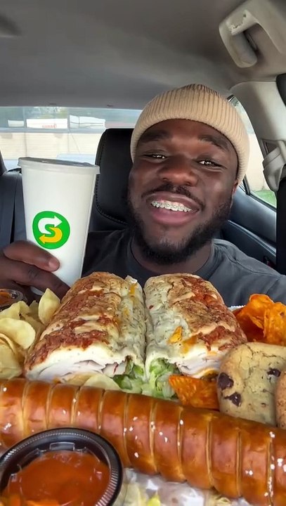 Follow for more ASMR videos🌮🍟 Credits: @akhsulie #mukbang #asmr #fastfood #asmreating #food
