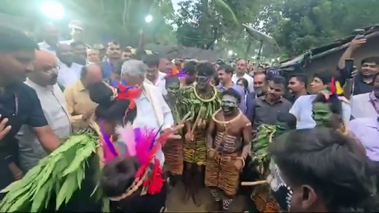 ಎಚ್ ಡಿ ಕೋಟೆಯ ಕೆರೆಹಾಡಿಯಲ್ಲಿ ಸಿಎಂ ಸಿದ್ದರಾಮಯ್ಯ ನೃತ್ಯ