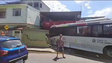 Ônibus invade casa na Zona Oeste do Rio