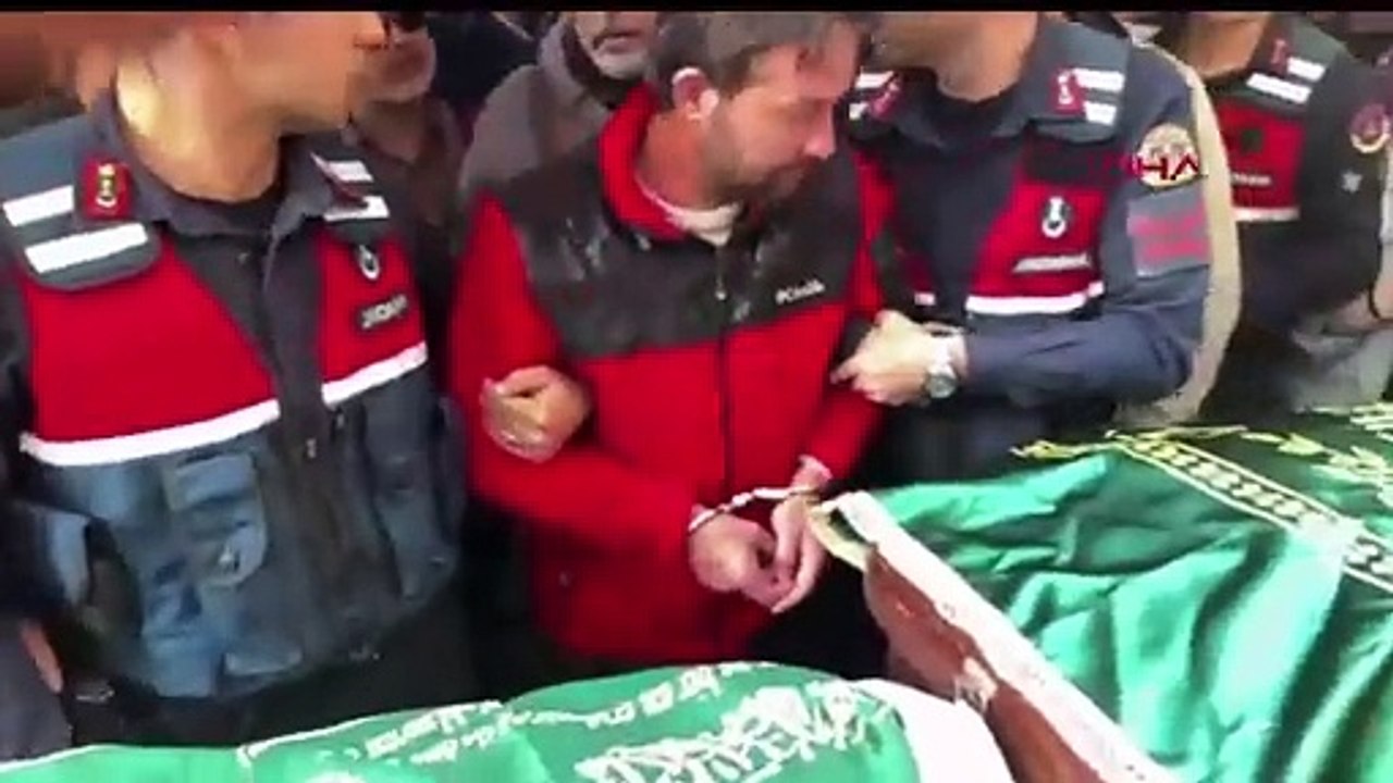 Yangında hayatını kaybeden 5 kardeş toprağa verildi: Cezaevindeki baba, kelepçeli olarak çocuklarının cenazesinde