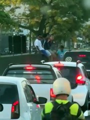 Criminosos pulam muro de rodovia do litoral de SP e atacam carro preso em congestionamento; Veja o vídeo