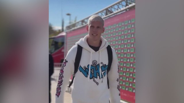 El vacile de Pedri a Dani Olmo en su llegada a la concentración