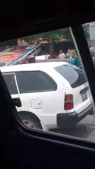 Una gigantografía aplasta vehículos tras caer en la avenida Cristo Redentor