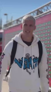 El vacile de Pedri a Dani Olmo en su llegada a la concentración