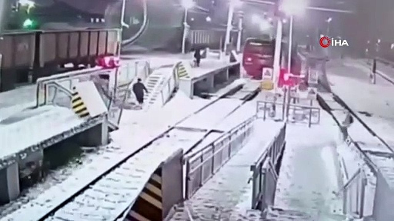 Müzik dinleyerek hemzemin geçitten geçen kız trenin altında kaldı, yara almadan kurtuldu