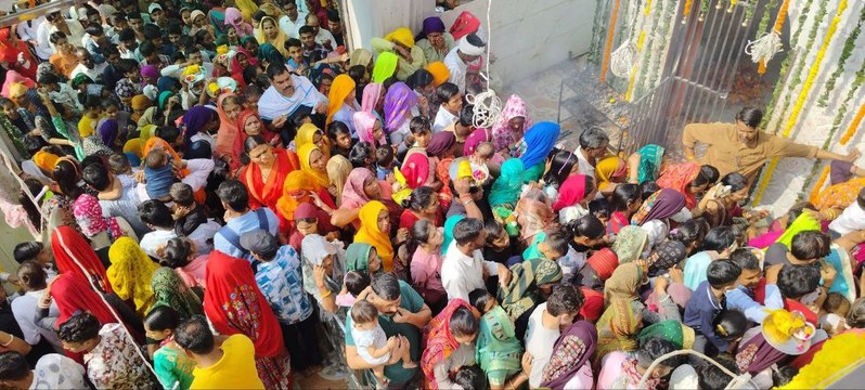 फूलों से महका बाबा श्याम का दरबार, दर्शनों के लिए उमड़ी श्रद्धालुओं की भीड़