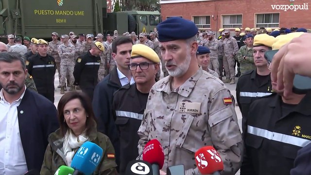 El Rey Felipe VI visita el complejo de las unidades militares tras la DANA