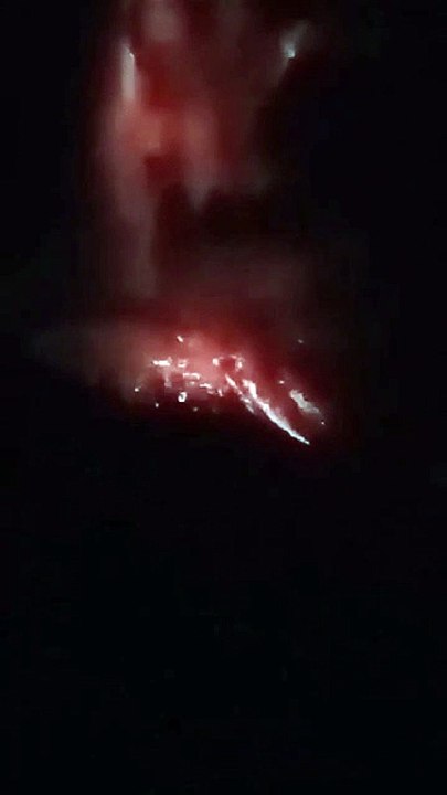 VIDEO - Gunung Lewotobi muntahkan lahar panas, kampung Nobo pun terbakar