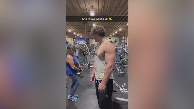 Un chico posa en el gimnasio y se acerca una mujer: el final no lo esperaba nadie