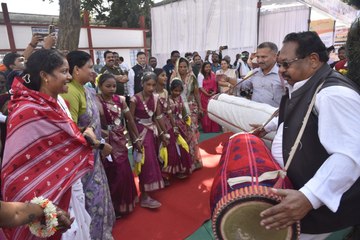 विधायक और कलेक्टर ने मांदर को दी थाप, नर्तक दलों के साथ थिरकती रहीं मंत्री- देखें Video