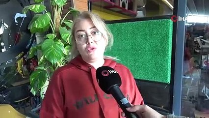 Klinikten fırlayan köpekler otomobilin altında kaldı! O anlar kamerada