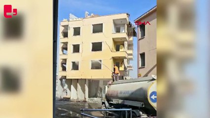 Ağır hasarlı bina, tazyikli su sıkılırken yıkıldı