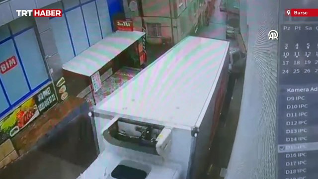 Freni boşalan kamyon, önce 3 araca sonra da bir evin duvarına çarptı