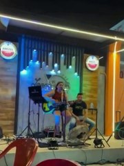 Notebook de cantora pega fogo durante apresentação