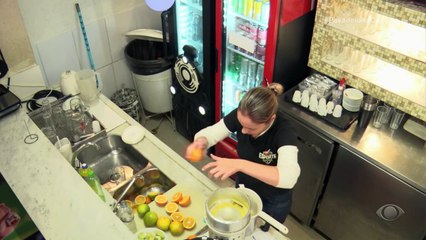 Pedidos atrasados, pratos errados e frigideira queimada: caos no Esporte Bar