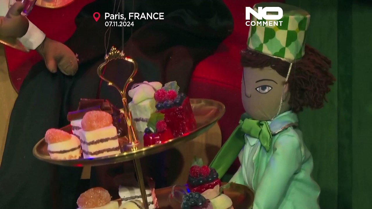 No Comment: Juliette Binoche inaugura un escaparate navideño de París