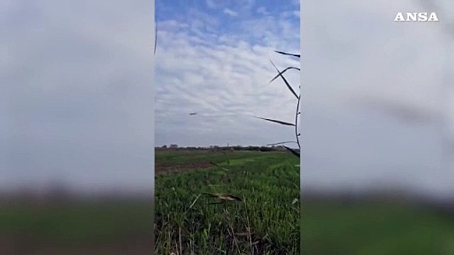 Fiumicino, serie di esplosioni dal motore di un aereo in decollo