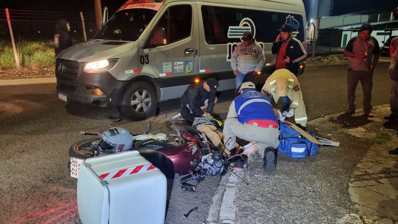 Motociclista fratura perna em acidente no Bairro Santa Cruz em Cascavel