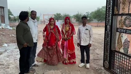 राजस्थान में उपचुनाव की वोटिंग के दौरान विदाई से पहले वोट देने पहुंची 2 दुल्हन