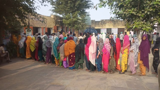 रामगढ़ उपचुनाव: मतदान के लिए बूथों पर लग रही लम्बी लाइन, देखें वीडियो