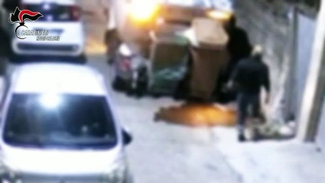 Abbandono di rifiuti indifferenziati in una proprietà privata, denunciati due operatori ecologici a Bagnara