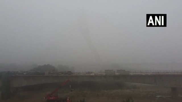 Delhi Weather Updates: गहरे धुंध के आगोश में दिल्ली, AQI बेहद ही खराब