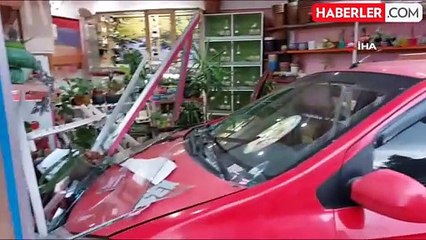 Otomobil Çiçekçi Dükkanına Girdi: Kaza Anı Kamerada