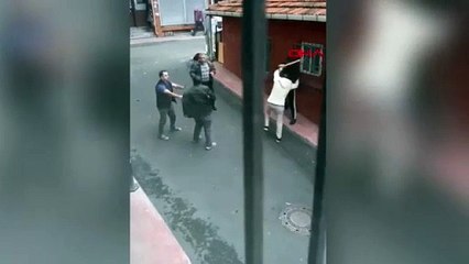 İstanbul- Beyoğlu'nda sopalı park yeri kavgası; o anlar kamerada