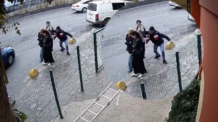 Beyoğlu’nda kadına kapkaç kamerada