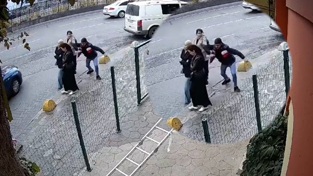 Beyoğlu’nda kadına kapkaç kamerada