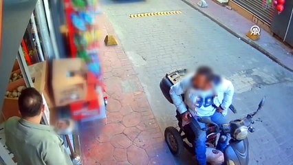 Beyoğlu'nda market çalışanını silahla tehdit etti!