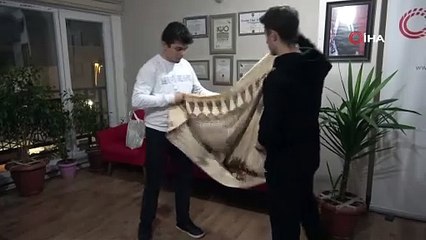 İkinci el fiyatını öğrenince, evin perdelerini satışa çıkardı