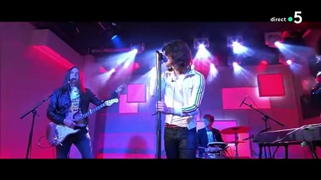 Un bug technique déstabilise Anne-Elisabeth Lemoine dans C à vous