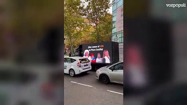El recibimiento de Hazte Oír a Begoña Gómez: bus y furgón